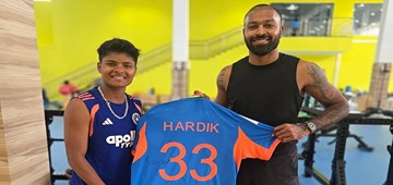 Hardik Pandya Gifts Signed Jersey to Kranti Gaud, Fans React